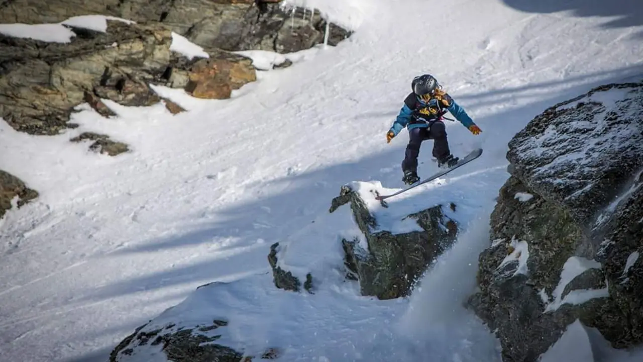 El freeride deja im&aacute;genes tan pl&aacute;sticas como la de N&uacute;ria Cast&aacute;n saltando una roca en Nueva Zelanda. Foto: The North Face Frontier