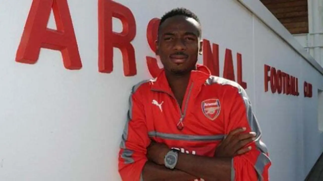 Kelechi Nwakali con indumentaria del Arsenal ingl&eacute;s