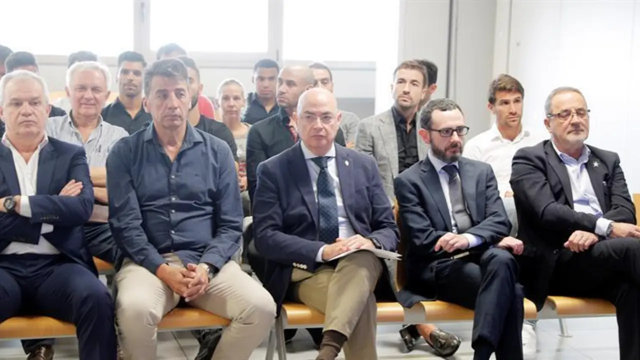 El expresidente del Zaragoza, Agapito Iglesias y el exentrenador, Javier Aguirre, entre otros, durante el primer gran juicio en Espa&ntilde;a por el posible ama&ntilde;o de un encuentro. Foto: EFE