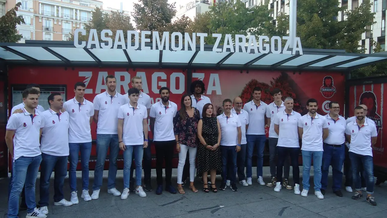 La plantilla de Casademont Zaragoza, en la plaza Espa&ntilde;a. Foto: SPORTARAGON