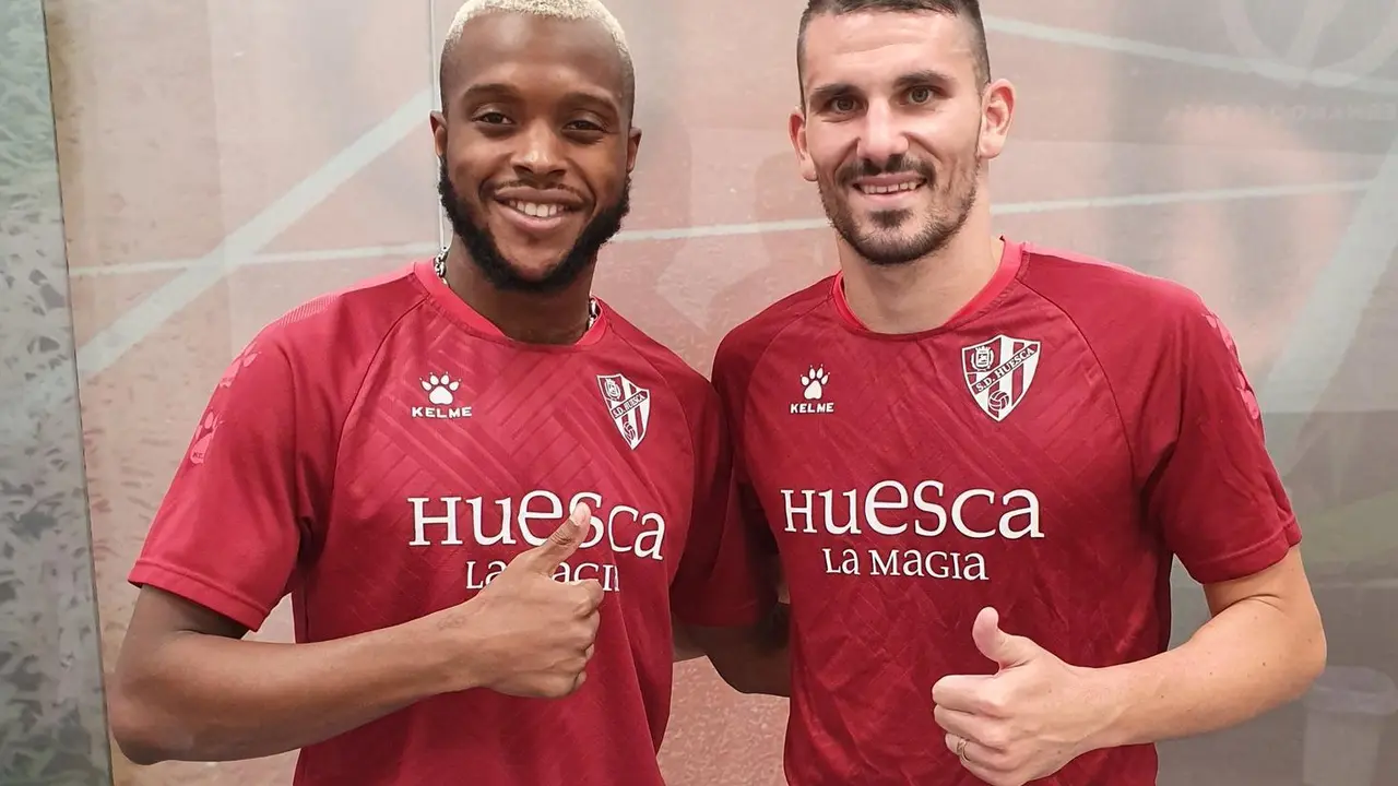 Doukour&eacute; y Datkovic posan con la camiseta del Huesca. | Foto: SD Huesca