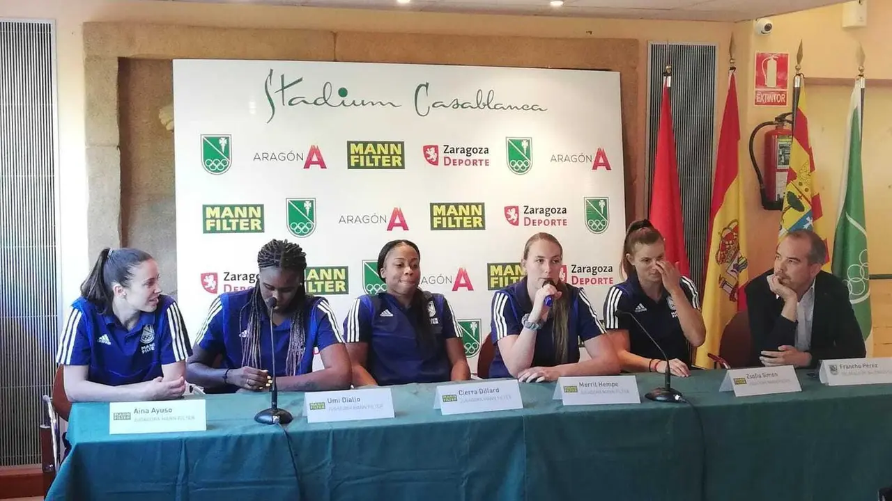 Aina Ayuso, Umi Diallo, Cierra Dillard, Merritt Hempe y Zs&oacute;fia Simon durante su presentaci&oacute;n con el Mann Filter Casablanca. Foto: Vanesa Aso/SPORTARAGON