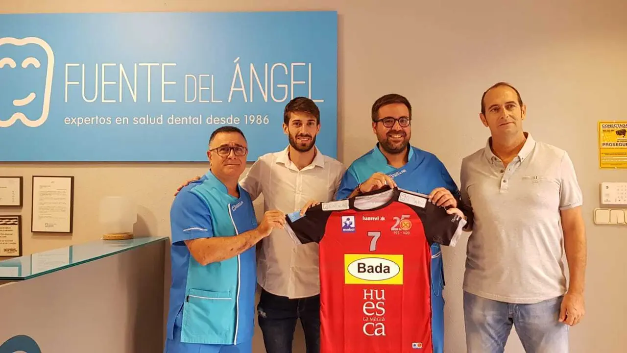 carmona, en la presentaci&oacute;n como jugador esponsorizado por la cl&iacute;nica dental Fuente del &Aacute;ngel. Foto: BM Huesca