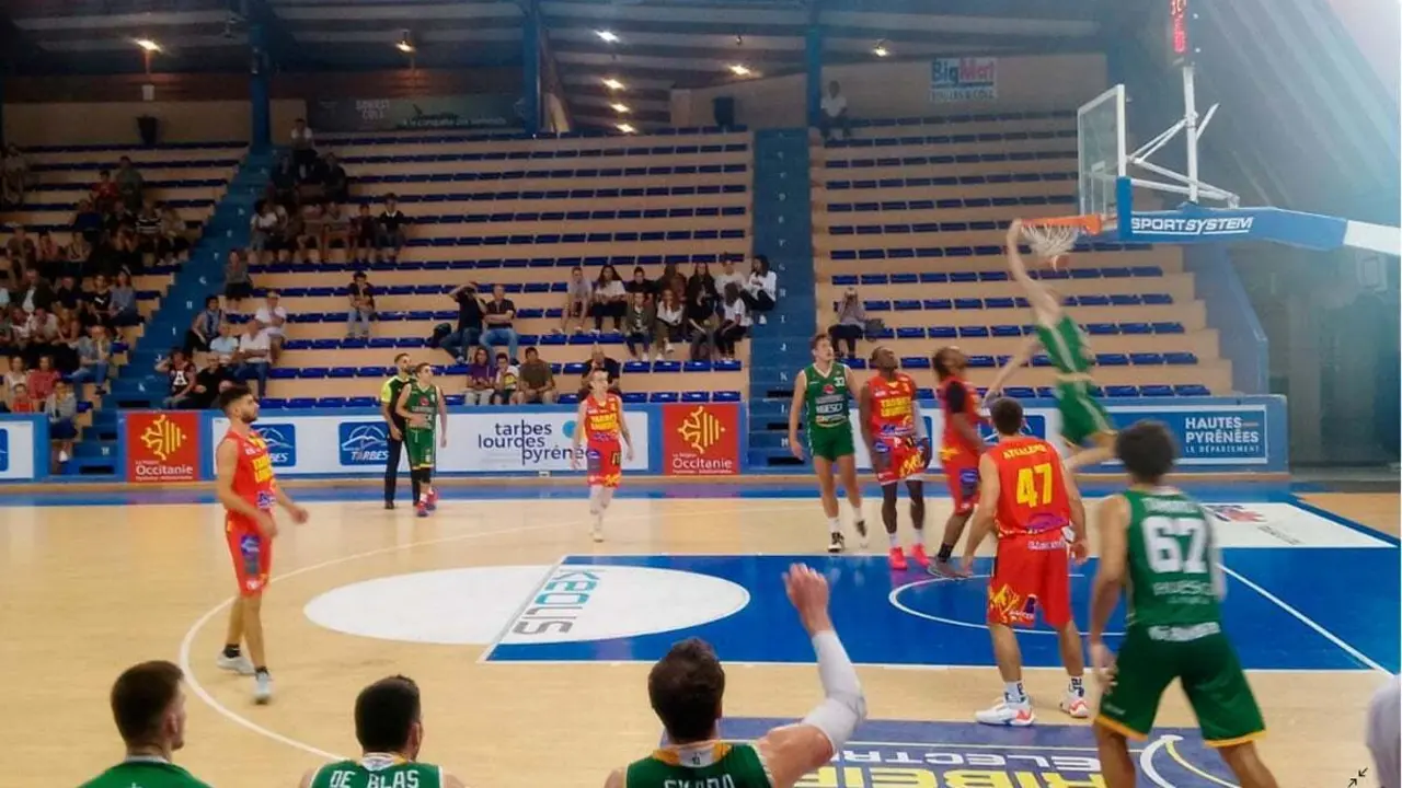 Grabauskas destroza el aro rival en una acci&oacute;n del primer cuarto