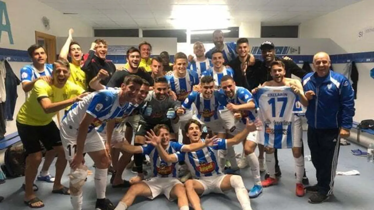 Los jugadores del Ejea celebran la victoria ante el Barcelona. Foto: @AupaEjea