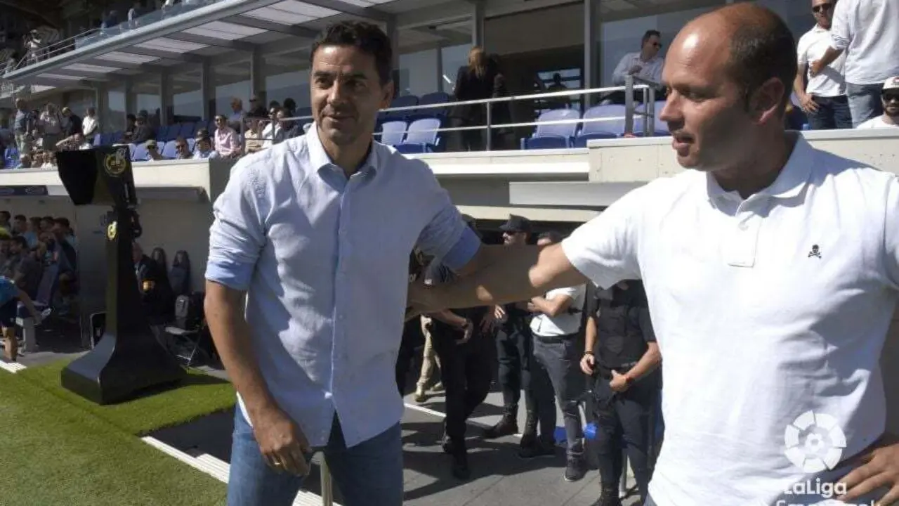 Los entrenadores del Huesca y el Sporting se saludan antes del inicio del partido. Foto: LFP