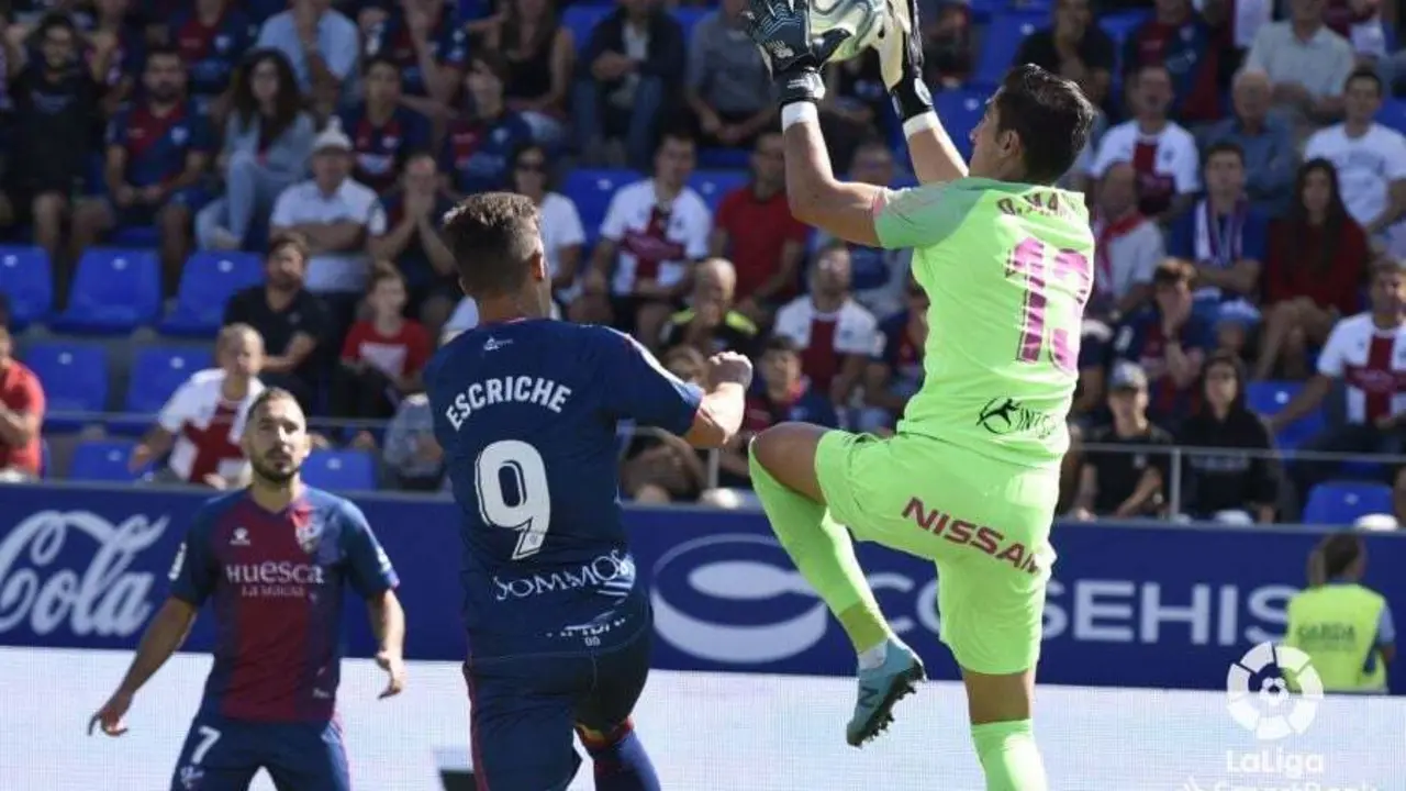 Escriche presiona al meta del Sporting en el partido disputado en El Alcoraz. Foto: LFP