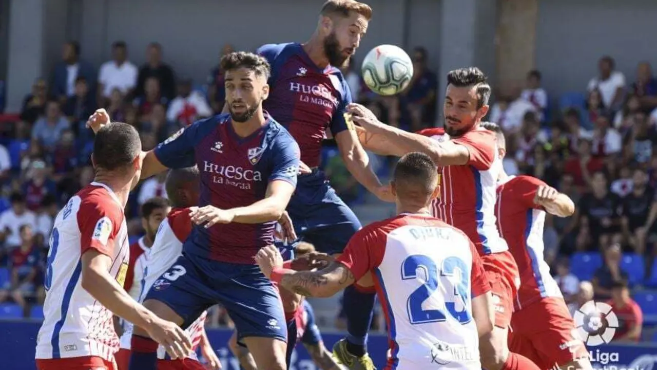 Josu&eacute; S&aacute;, por delante de Pulido, en una jugada de la SD Huesca - Sporting de Gij&oacute;n. | Foto LFP