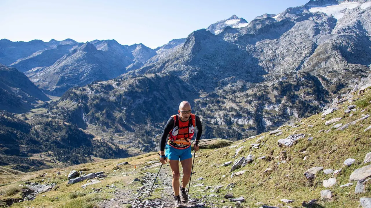 To&ntilde;o Algueta en una parte del trazado de la Trail 2 Heaven con un espectacular fondo. Foto: Trail 2 Heaven