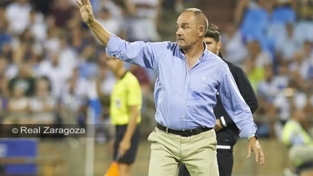 V&iacute;ctor Fern&aacute;ndez dando &oacute;rdenes a sus futbolistas. Foto: Real Zaragoza