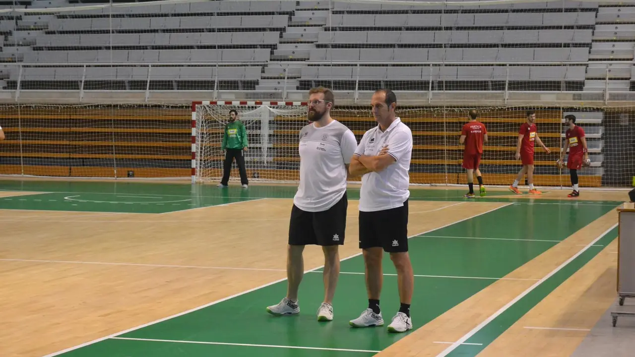 Fernando P&eacute;rez y Jos&eacute; Francisco Nolasco observan a sus jugadores durante un entrenamiento del Bada Huesca. Foto: Sportaragon