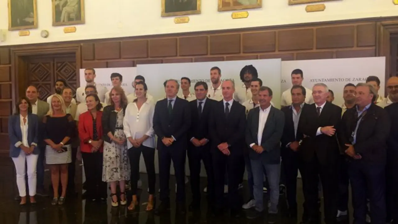 La plantilla de Casademont Zaragoza junto al alcalde Azc&oacute;n. Foto: Casademont Zaragoza