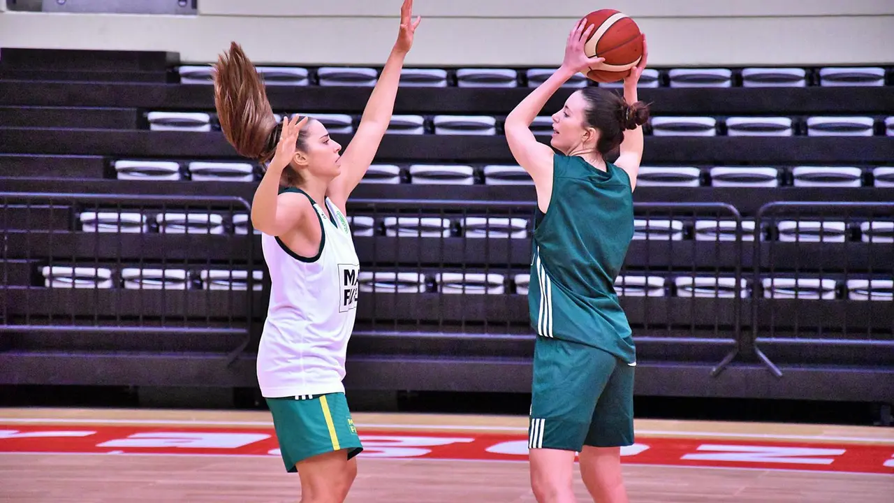 Irene Lahuerta defiende a Aina Ayuso en un entrenamiento. Foto: Mann Filter Casablanca