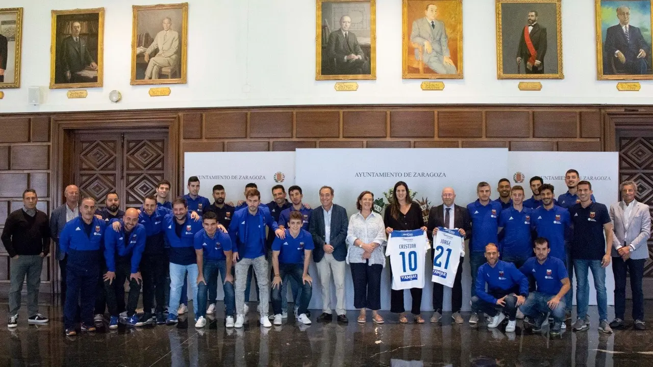 La plantilla, en el Sal&oacute;n de Recepciones del Ayuntamiento. Foto: F&eacute;lix Bernad