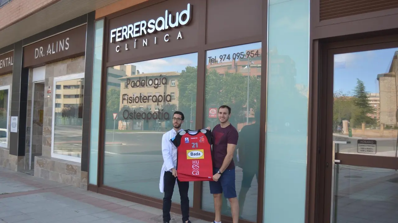 Oier con Sergio Ferrer a las puertas de la cl&iacute;nica Ferrer Salud que esta temporada patrocina al extremo vasco del Bada Huesca. Foto: Sportaragon