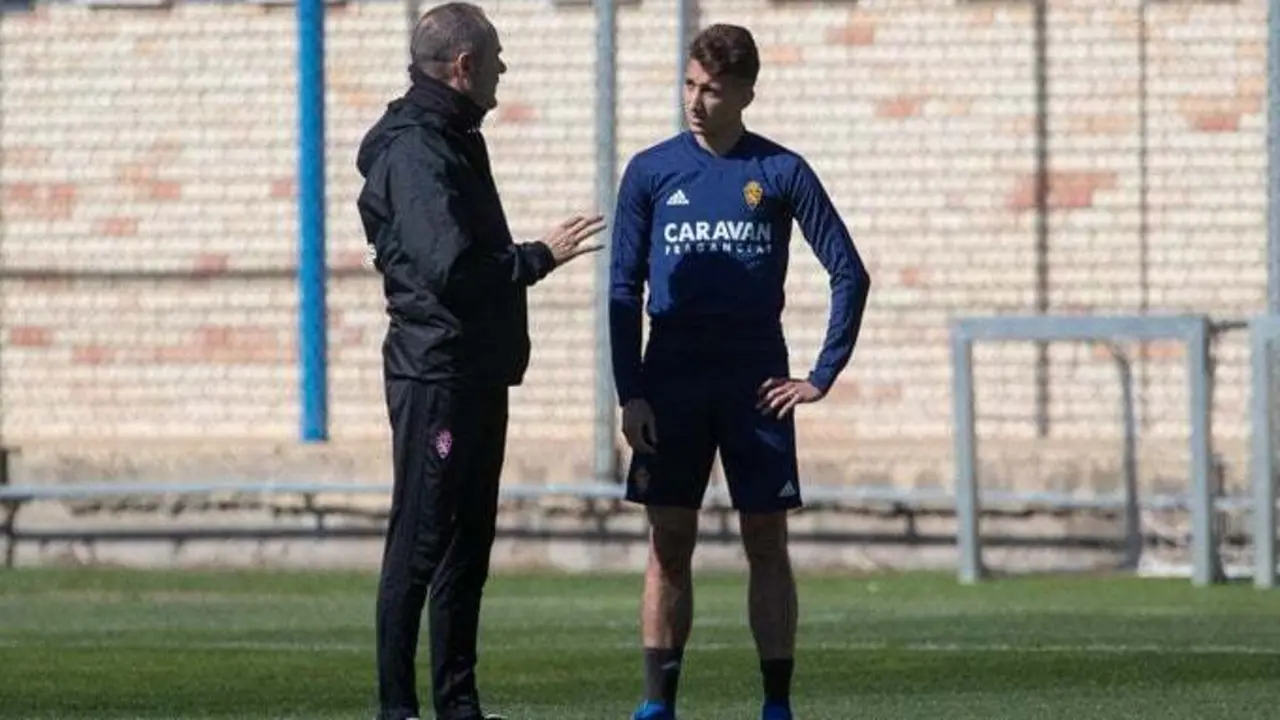 Baselga y V&iacute;ctor hablan en la Ciudad Deportiva. Foto: Real Zaragoza