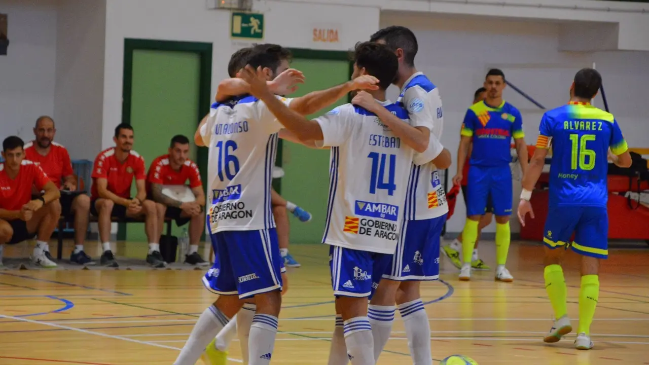 Los jugadores del F&uacute;tbol Emotion celebran un gol la semana pasada. Foto: Pedro Luis Serrano