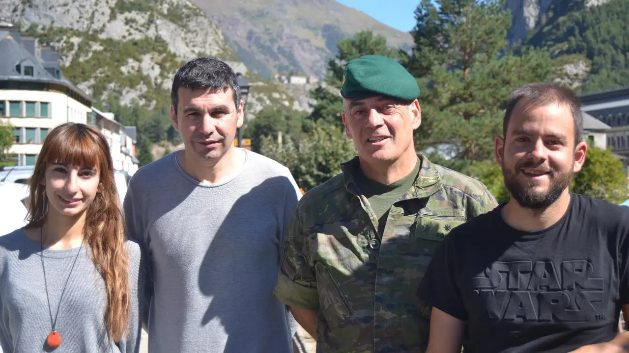 De izquierda a derecha, la concejala de Deportes In&eacute;s Veintemilla; el alcalde de Canfranc, Fernando S&aacute;nchez; el comandante m&eacute;dico de la Emmoe, Jorge Palop, y el director de carrera de la Canfranc-Canfranc, &Aacute;lex Varela. Foto: Sportaragon