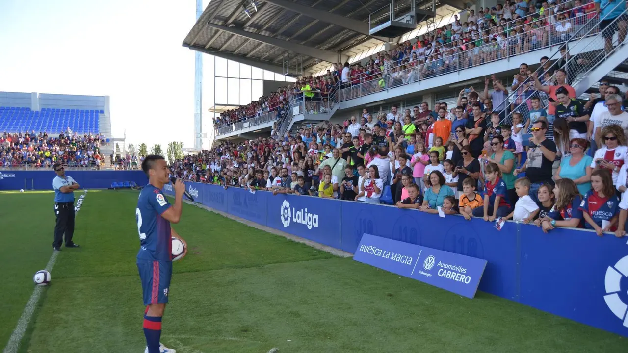 Okazaki se dirige a los aficionados del Huesca para agradecer su presencia en su presentaci&oacute;n como jugador del Huesca. Foto: Sportaragon