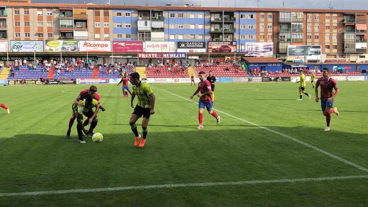 El CD Teruel juega en Tercera Divisi&oacute;n en su campo Pinilla contra el Deportivo Arag&oacute;n | Foto: Raquel S&aacute;nchez