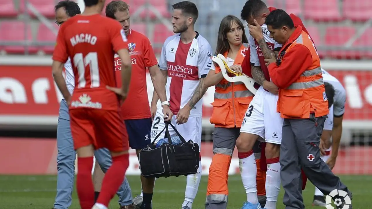 Momento en el que Raba abandonaba por lesi&oacute;n el c&eacute;sped de Los Pajaritos | Foto: LaLiga
