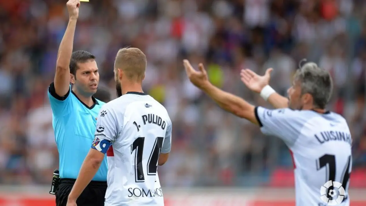 El colegiado muestra la amarilla a Pulido. | Foto: LaLiga
