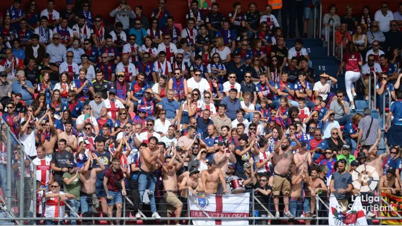 La afici&oacute;n azulgrana en Los Pajaritos. | Foto: LaLiga