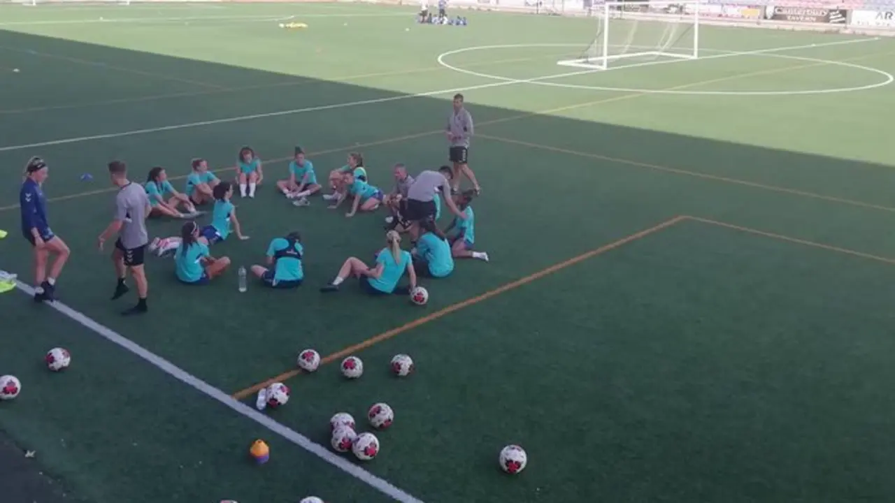 El Zaragoza CFF en una sesi&oacute;n de entrenamiento antes de tener que dejar el Pedro Sancho. Foto: Zaragoza CFF
