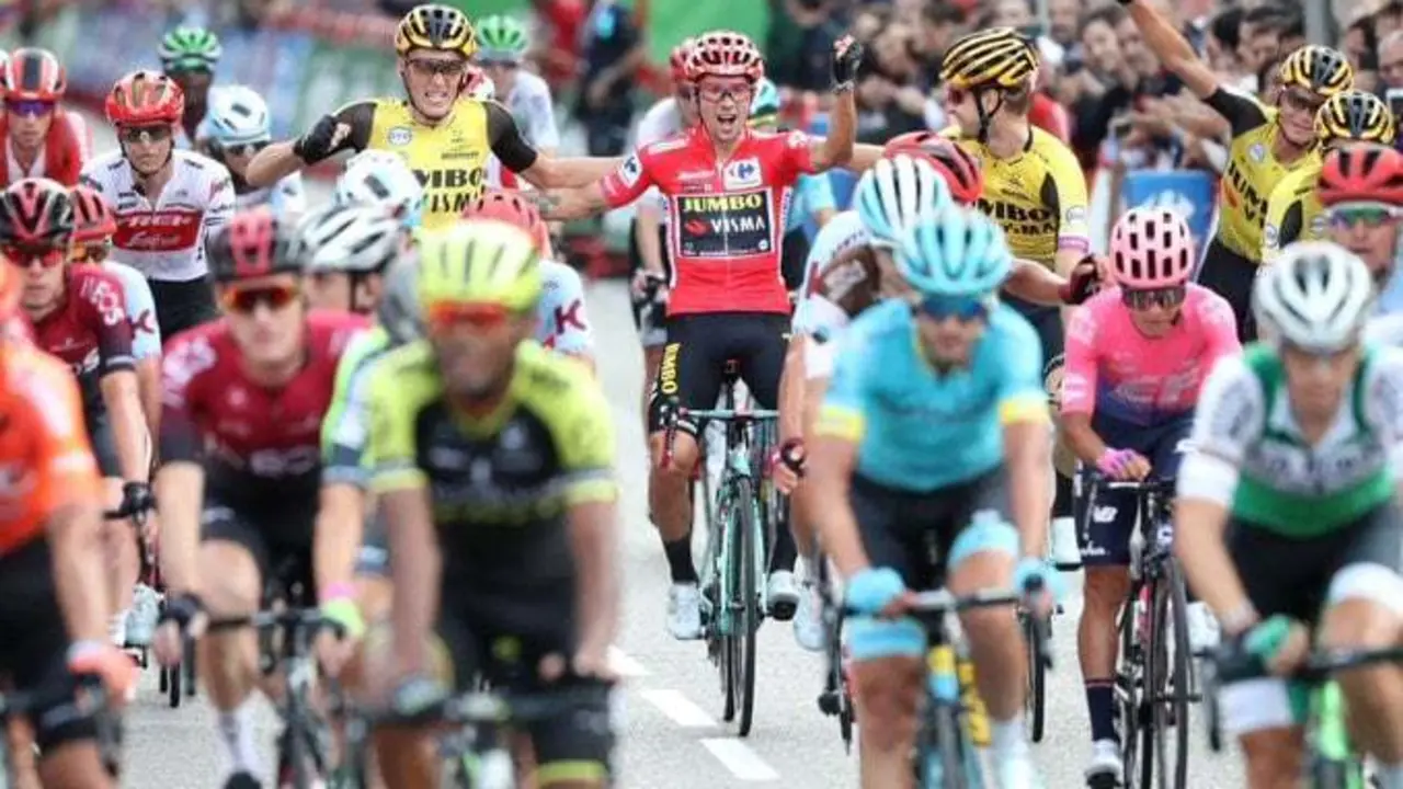 Roglic y el pelot&oacute;n cruzando la meta de Madrid | Foto: Photo G&oacute;mez Sport