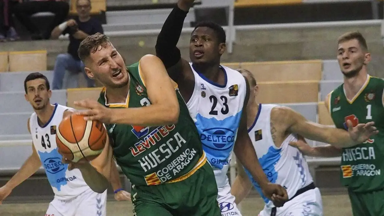 Vucetic, que est&aacute; llamado a ser el l&iacute;der de este Levitec Huesca, protege el bakl&oacute;n en el amistoso contra el Gipuzkoa Basket. Foto: C.Pascual