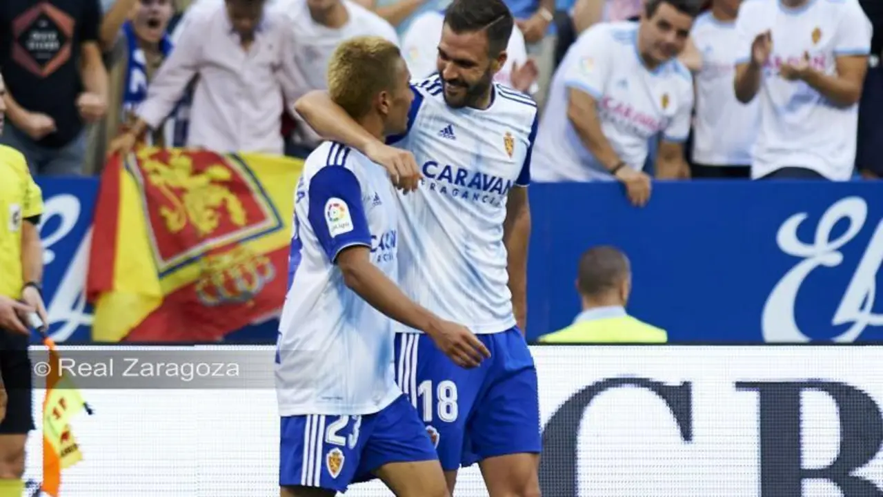 Atienza junto a Kagawa. Foto: Real Zaragoza