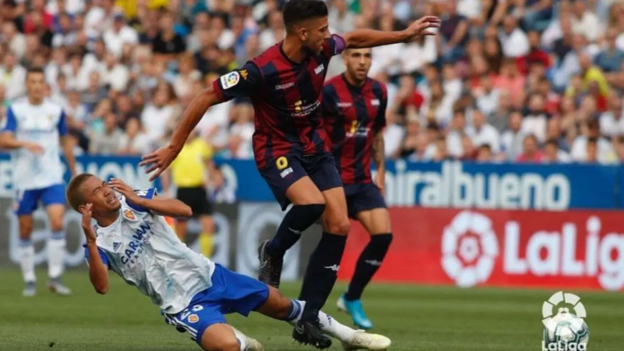 Kagawa es objeto de falta. Foto: La Liga Smartbank