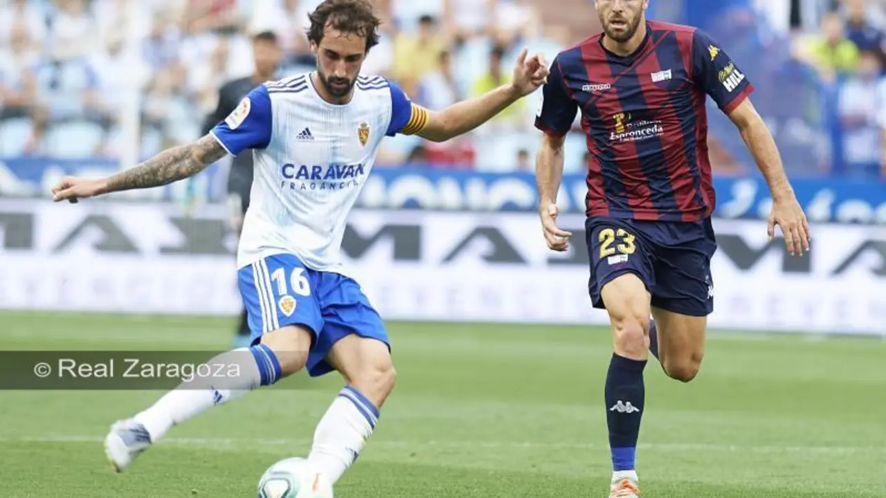 Eguaras se prepara para pasar el esf&eacute;rico. Foto: Real Zaragoza