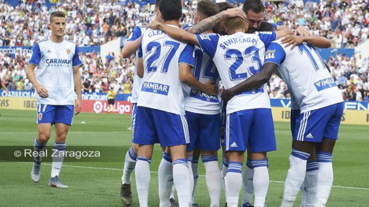 El Real Zaragoza celebrando el primer gol contra la UD Extremadura. Foto: Real Zaragoza / Tino Gil