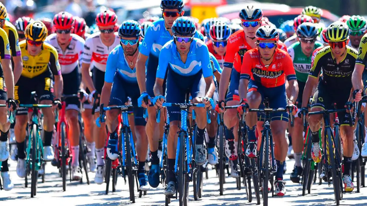 Jorge Arcas tirando del grupo en la Vuelta a Espa&ntilde;a 2019 | Foto: Movistar Team