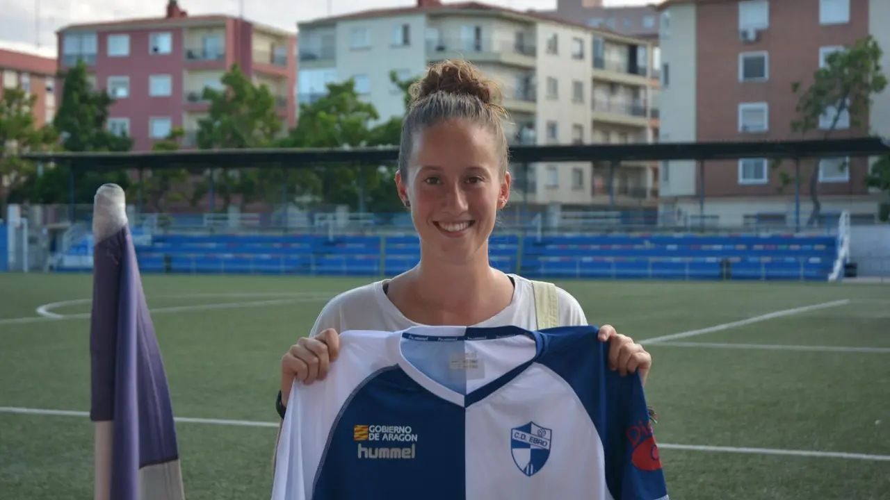 Silvia Lorente con la camiseta del Ebro