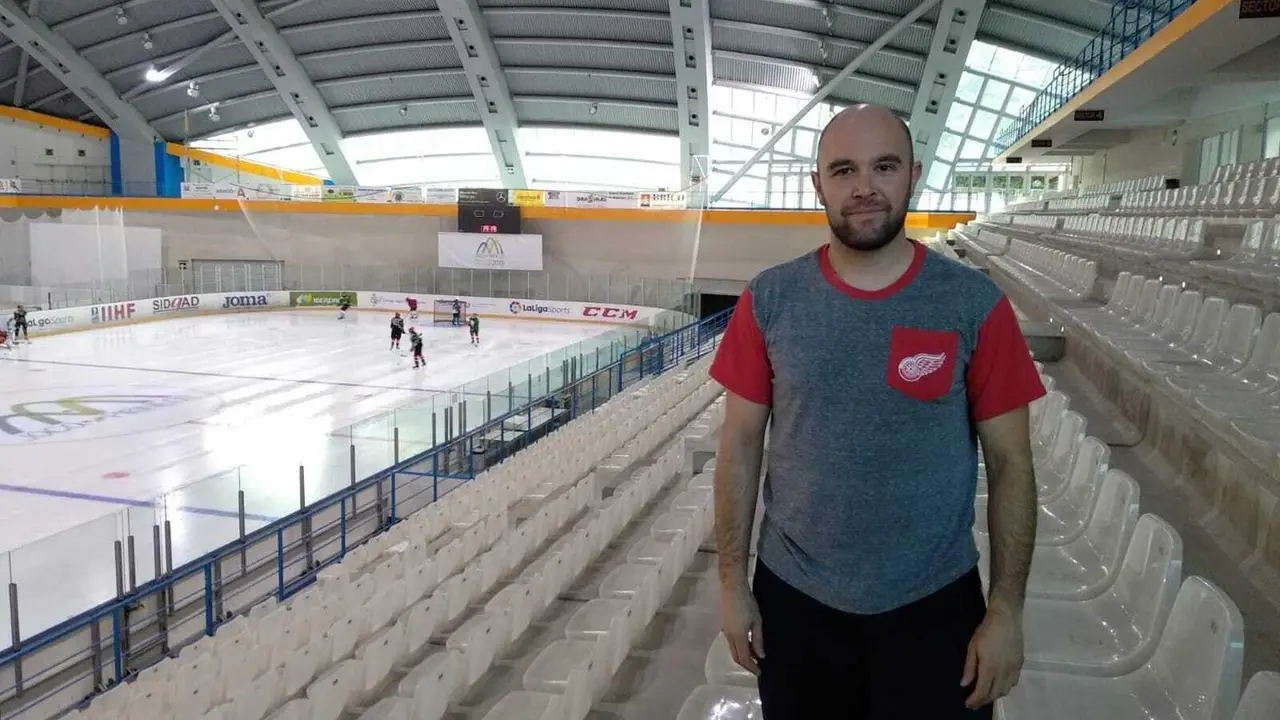 Guillermo Betr&aacute;n, del CH Jaca, en la Pista de Hielo de Jaca. | Foto: V&iacute;ctor Rap&uacute;n