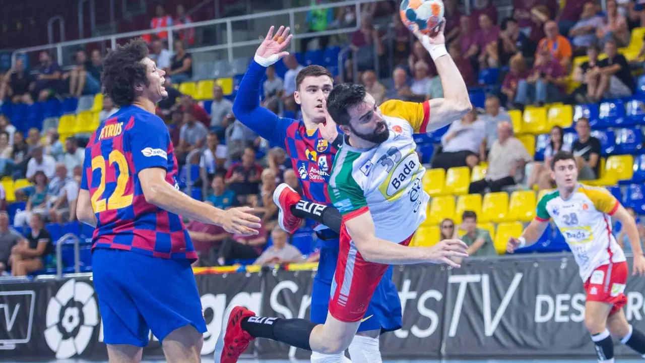 &Aacute;lex Marcelo gana la posici&oacute;n a la defensa del Bar&ccedil;a para lanzar a porter&iacute;a. Foto: BM Huesca