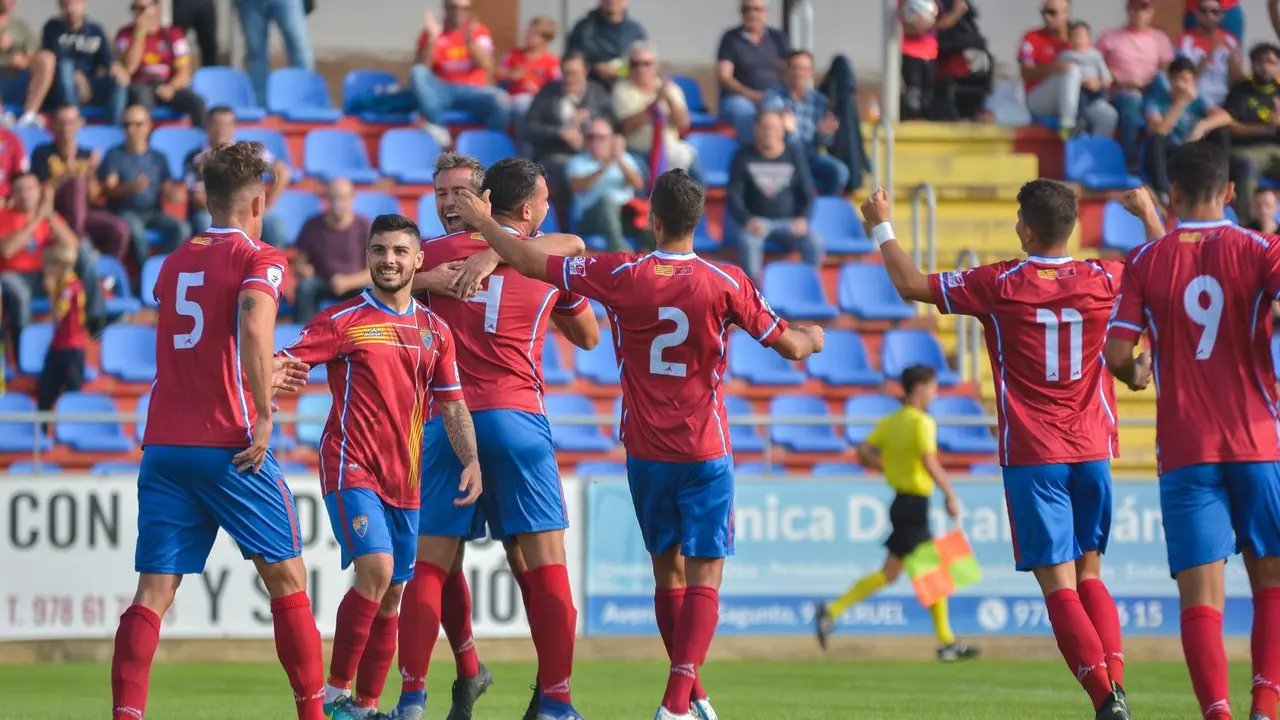 Los jugadores del CD Teruel celebran un gol en uno de los encuentros disputados en Pinilla. | Foto: Pedro Sabio