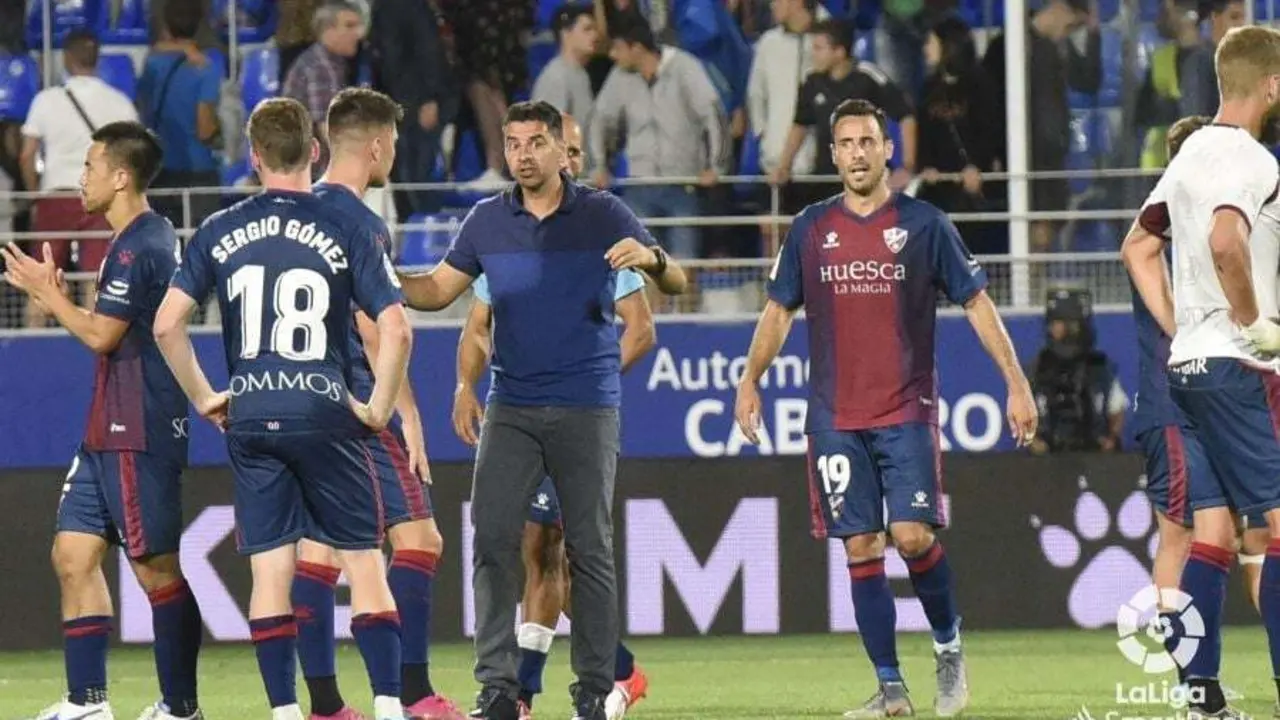 M&iacute;chel y sus futbolistas en El Alcoraz | Foto: LaLiga