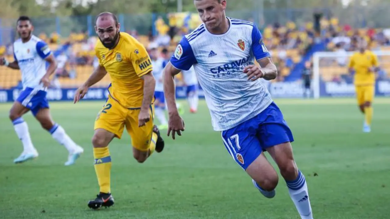 Nieto peleando un bal&oacute;n en Alcorc&oacute;n. Foto: Real Zaragoza