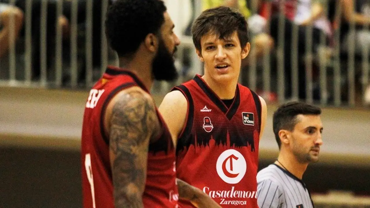 Seeley, de perfil, junto a Vit Krejci. Foto: Casademont Zaragoza