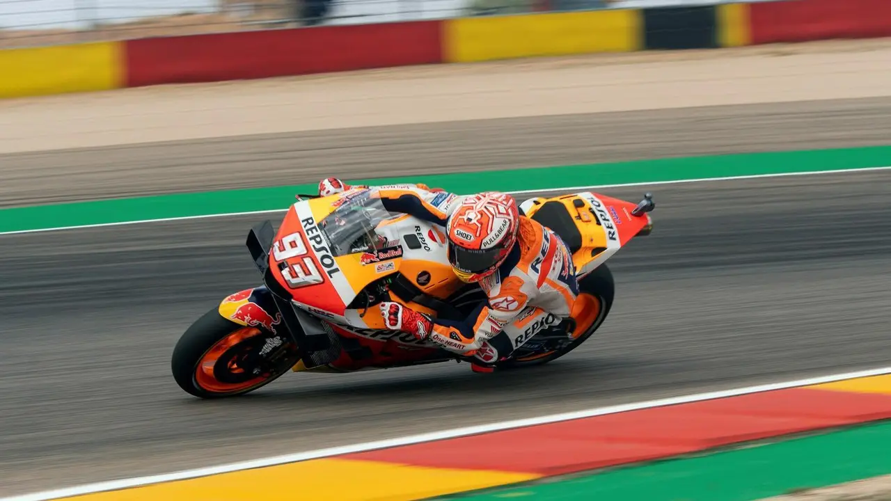El piloto Marc M&aacute;rquez, durante la primera jornada de entrenamientos del Gran Premio de Arag&oacute;n de MotoGP en el circuito Motorland de Alca&ntilde;iz. | Foto: EFE/Antonio Garc&iacute;a