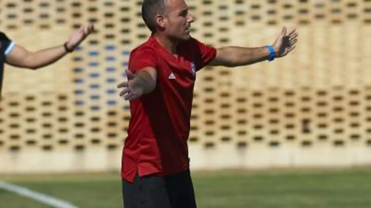 Iv&aacute;n Mart&iacute;nez dando instrucciones. Foto: Real Zaragoza.