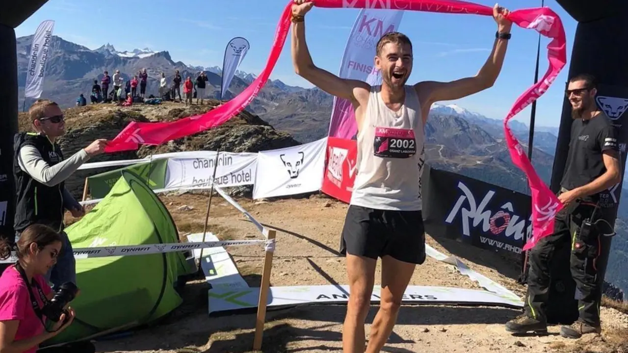 Dani Osanz con la cinta de ganador de la prueba que le da el liderato provisional de la Copa del Mundo de KV. Foto: Cedida