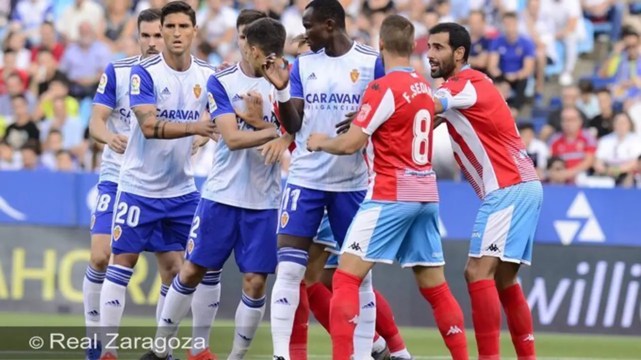 Real Zaragoza y Lugo sobre el c&eacute;sped de La Romareda. Foto: Real Zaragoza