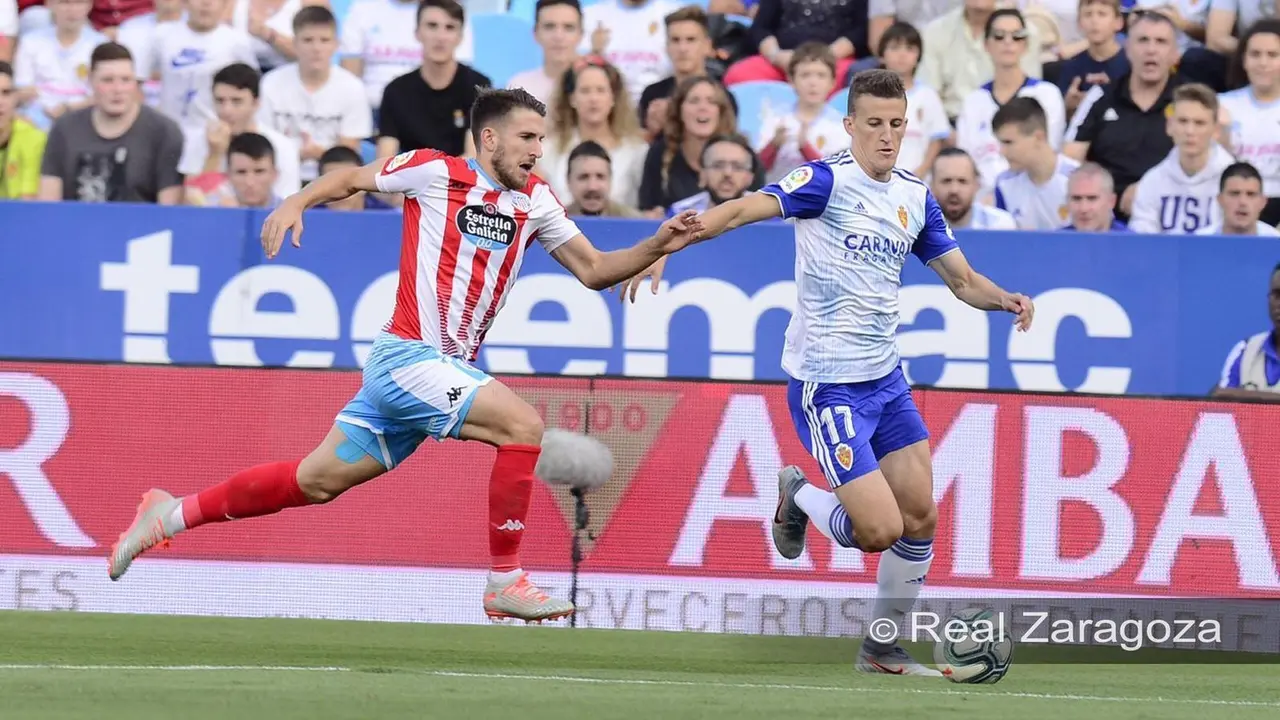 Nieto intenta irse con el bal&oacute;n. Foto: Real Zaragoza