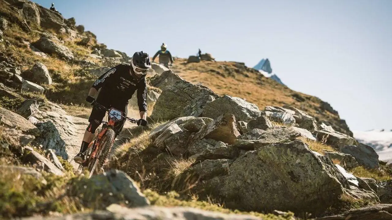 Gabi Torralba descendiendo un tramo de la EWS Zermatt 2019. Foto: Kike Abelleira