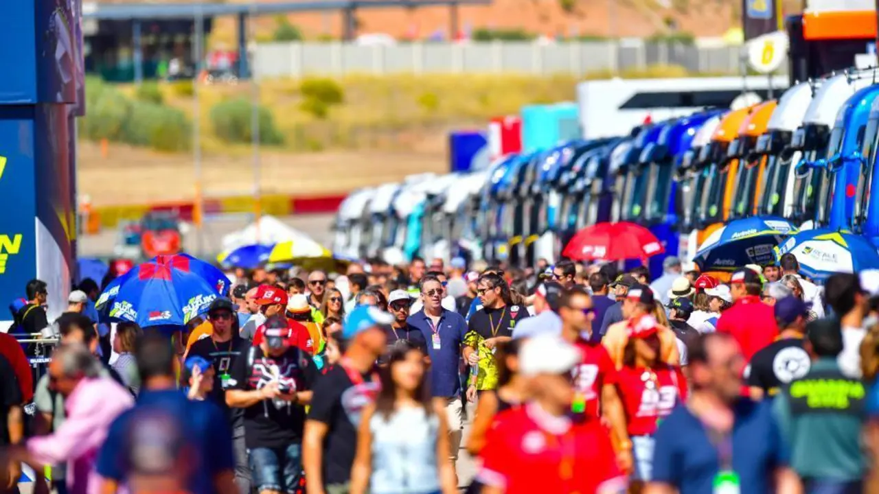 Ambiente en el padock de Motorland