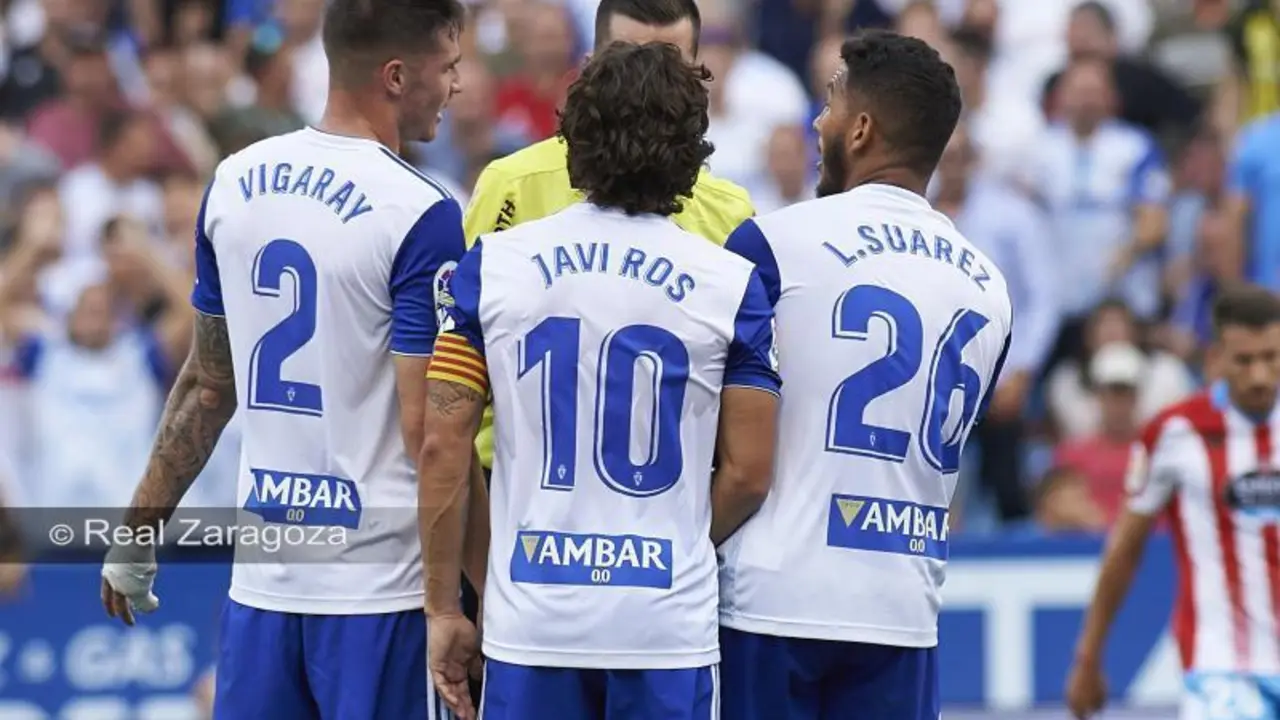 Areces Franco rodeado por jugadores del Real Zaragoza | Foto: Tino Gil, Real Zaragoza